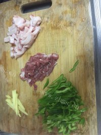 家常菜芦蒿炒肉丝做法图解2)