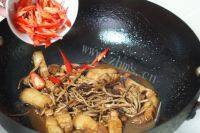 家常菜茶树菇烧五花肉做法图解12)
