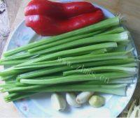 家庭版芹菜炒腊肉做法图解1)