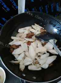家常菜鸡腿菇炒肉做法图解4)