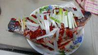 美味的剁椒蒸鲫鱼做法图解7)