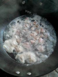诱人的羊肉煲蘑菇做法图解4)