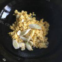 很有食欲的韭菜炒鸡蛋做法图解8)