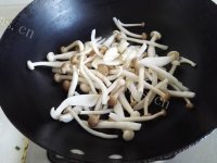 好吃的青椒炒双菇做法图解3)