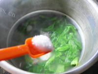 美味的菜芯山药龙骨汤做法图解9)