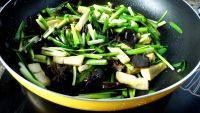 诱人的韭菜炒豆腐做法图解6)