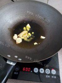 外婆教我做蒜薹炒肉做法图解3)