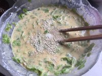 诱人的榆钱鸡蛋饼做法图解7)