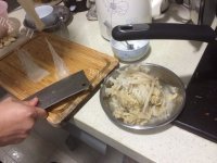 美味的酸菜排骨汤做法图解3)