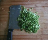 美味可口的蒜苗炒鸡蛋做法图解2)