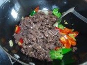 家常菜辣椒炒牛肉做法图解7)