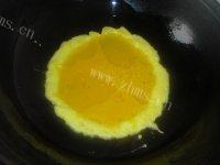 色味俱佳的彩椒炒鸡蛋做法图解3)