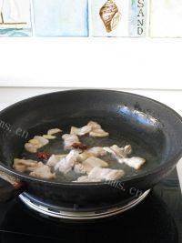 白菜肉片炖豆腐做法图解4)