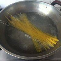 洋葱肉酱意面做法图解2)