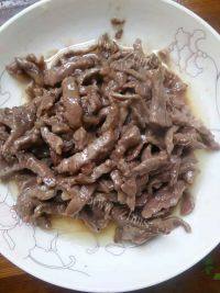 家常菜芹菜炒牛肉做法图解4)