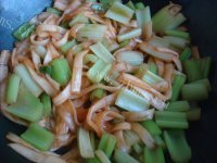 家常菜芹菜炒粉条做法图解5)