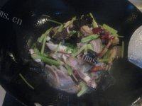 家常芹菜腊肉做法图解9)