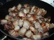 美味的五花肉炖海带做法图解3)