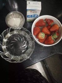 美味的牛奶草莓露做法图解1)