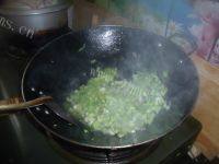 家常菜素炒芹菜做法图解2)