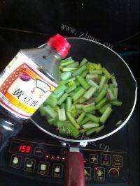 家常肉炒芹菜做法图解3)