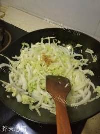 营养的白菜香菇肉丸煲做法图解5)