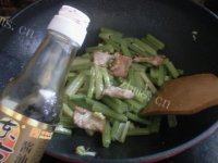 自己做的芹菜炒肉做法图解7)