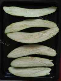 色泽鲜亮的蒜香烤茄子做法图解3)