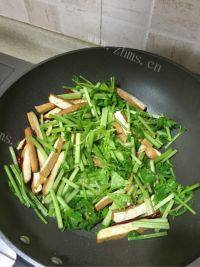 家常菜芹菜炒香干做法图解7)