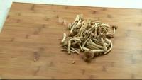 色泽鲜亮的茶树菇鸡汤做法图解1)