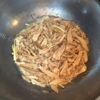 好吃的笋干炒肉做法图解5)
