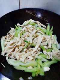 营养丰富的芹菜炒豆皮做法图解6)