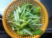 家庭版芹菜炒肉丝做法图解1)