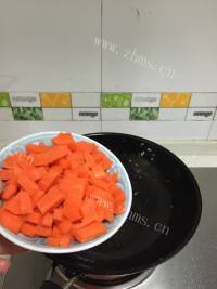 家常红菜丁蛋炒饭做法图解4)