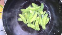 美味的兰豆冬菇炒腊肉做法图解8)