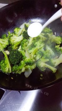 美味的清炒西兰花做法图解4)