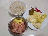 美味的泡菜苕粉肉丝做法图解1)