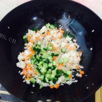 鸡丁炒米饭做法图解10)