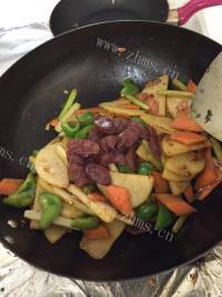 五味俱全的干锅土豆片做法图解13)