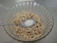 味道香醇的油泼金针菇做法图解6)
