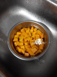 养人的南瓜粳米粥做法图解2)