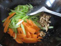 家常菜芹菜胡萝卜炒肉丝做法图解5)