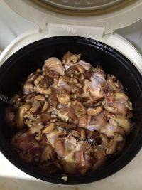 口感饱满的香菇鸡肉饭做法图解7)