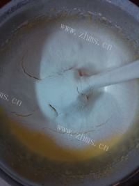 自制蛋黄小饼干做法图解2)