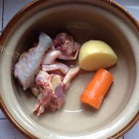土豆胡萝卜炖鸡做法图解1)