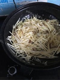 诱人的茭白炒肉丝做法图解5)