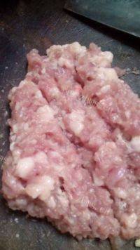 自制肉末豇豆做法图解2)