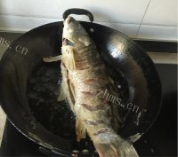 色香味俱全的红烧鲤鱼做法图解3)