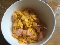可口的榆钱三文鱼炒饭做法图解8)