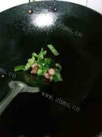 美味的青椒腊肠炒金针菇做法图解2)